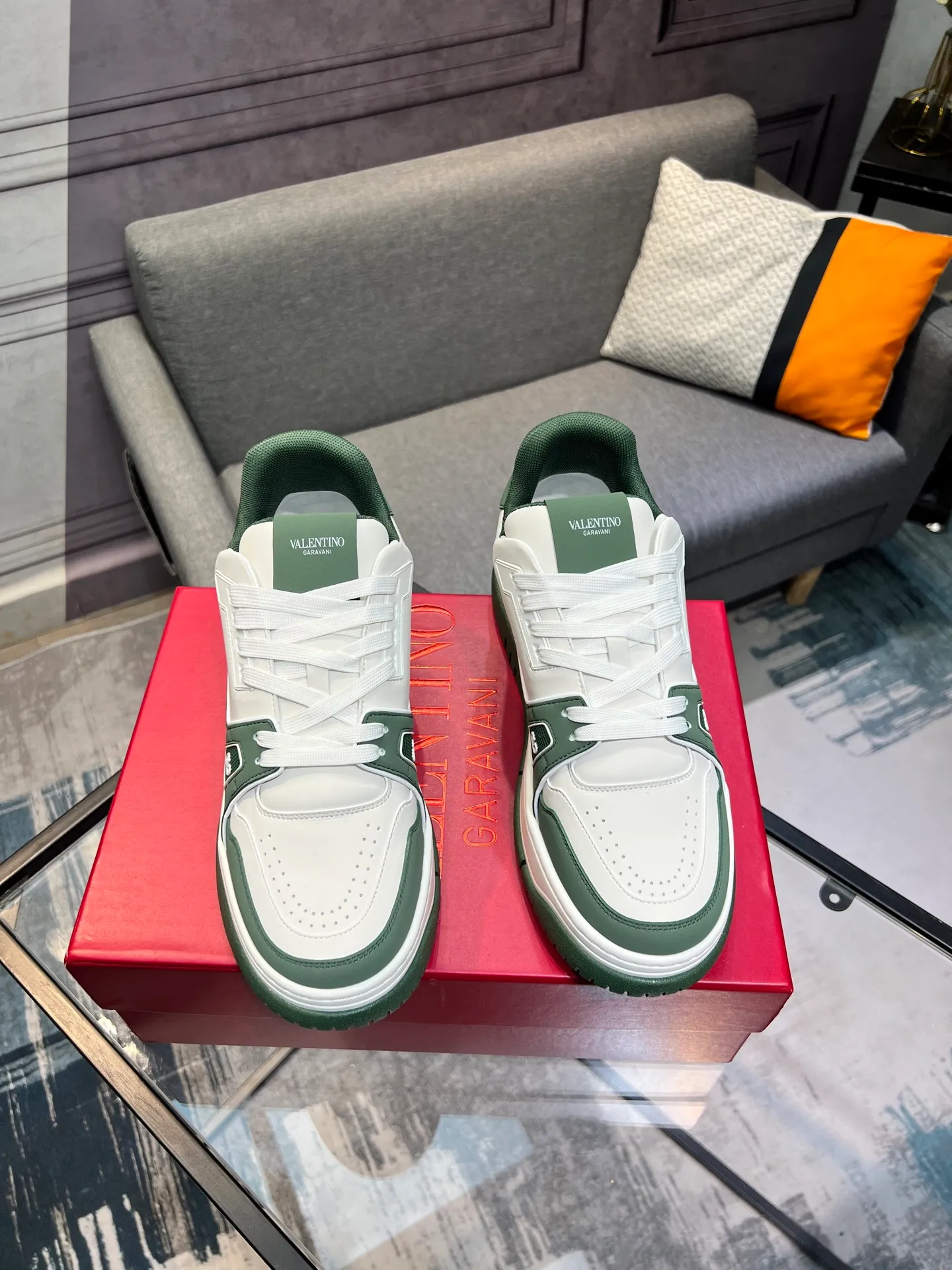 Men's Men's Shoes 💰660 Valentino 2023 early autumn new star shoes are now online! Wang Hedi and Ren Jialun have been worn by many celebrities. Who can refuse the same couple shoes as Wang Hedi! The design of Stars Stab My Heart is cool and spicy. The material of the shoes is cowhide, and every color is beautiful! Size 35-40, men’s size 39-44 (women’s 41, men’s 38, 45🉑️customized)